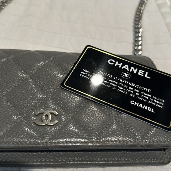 CHANEL Black Clutch with Quilted Pattern and Chain Strap - Picture 4 of 5